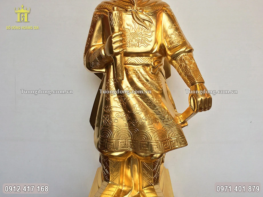 Họa tiết hoa văn trên trang phục được chạm khắc sắc nét